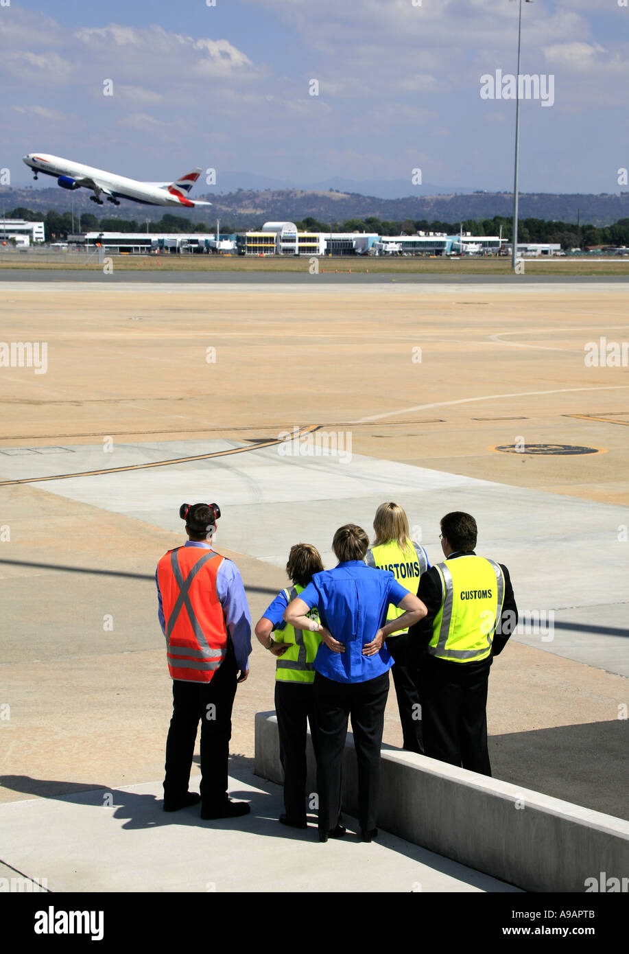 Customs staff watch British Airways Jumbo Jet Stock Photo