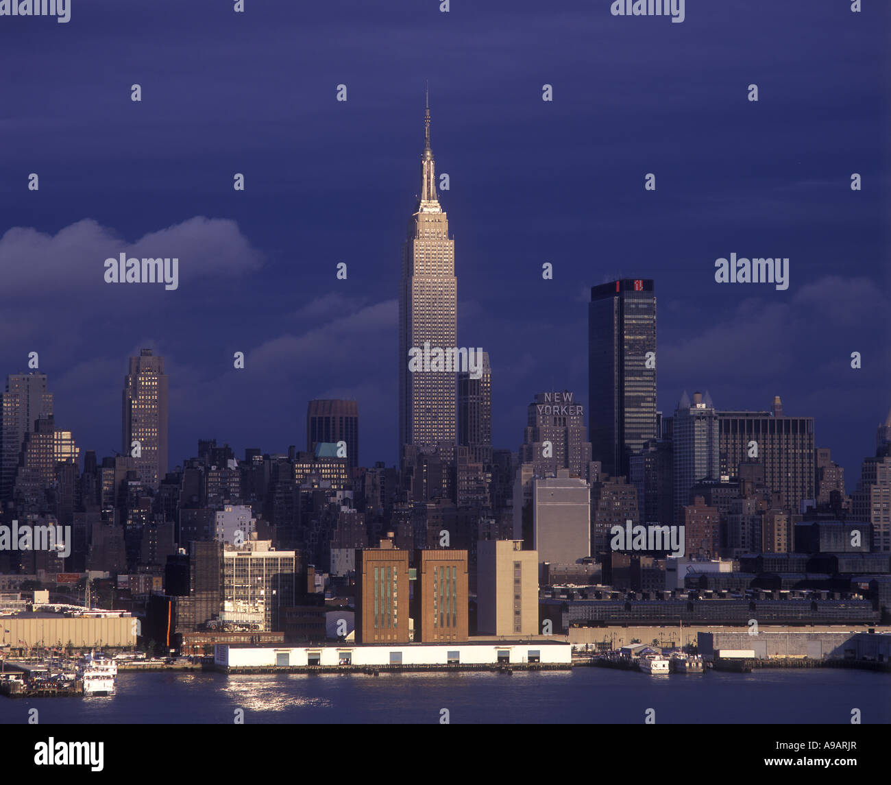 EMPIRE STATE BUILDING MIDTOWN SKYLINE MANHATTAN NEW YORK CITY USA Stock ...