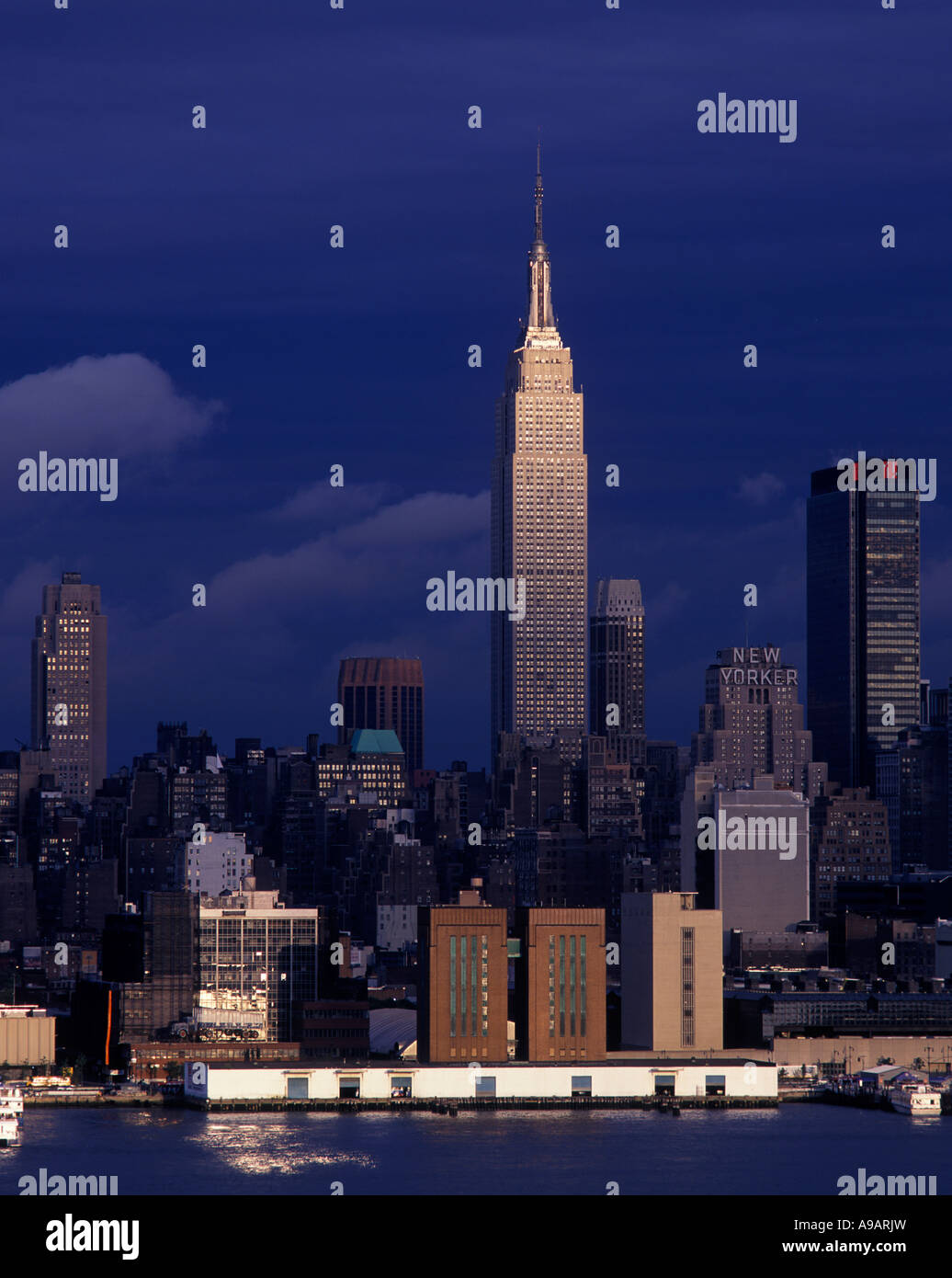 EMPIRE STATE BUILDING MIDTOWN SKYLINE MANHATTAN NEW YORK CITY USA Stock ...