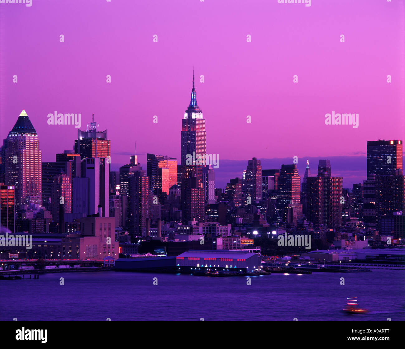 EMPIRE STATE BUILDING MIDTOWN SKYLINE MANHATTAN NEW YORK CITY USA Stock ...