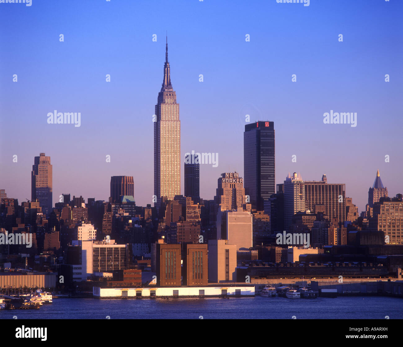 EMPIRE STATE BUILDING MIDTOWN SKYLINE MANHATTAN NEW YORK CITY USA Stock ...