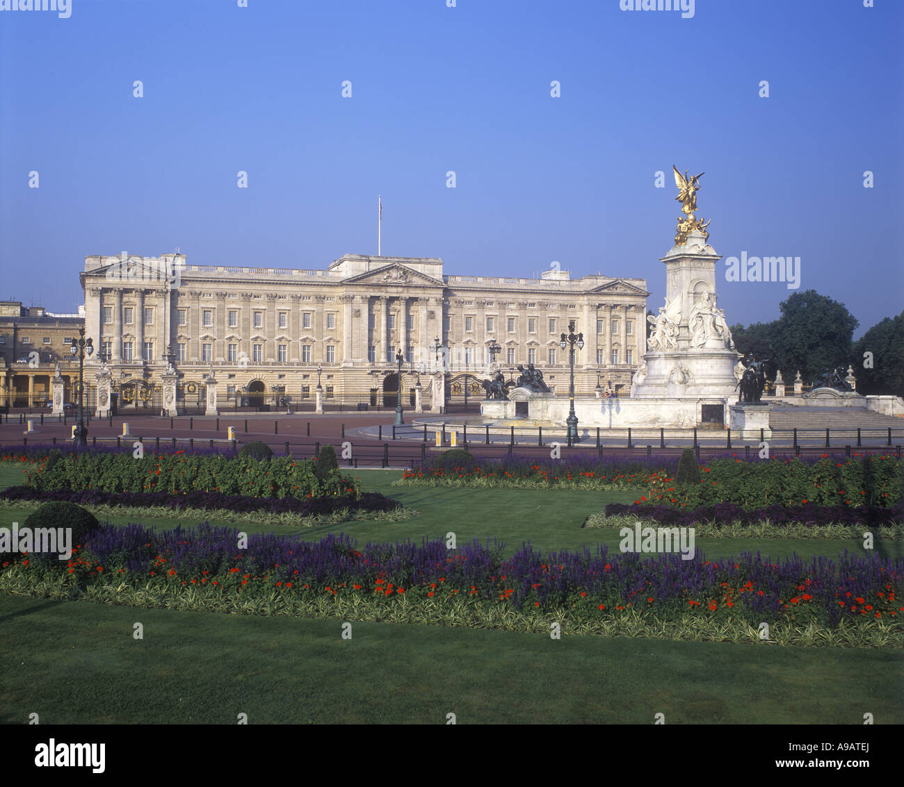 RED AND BLUE FLOWER BEDS QUEEN VICTORIA MEMORIAL GARDENS BUCKINGHAM ...