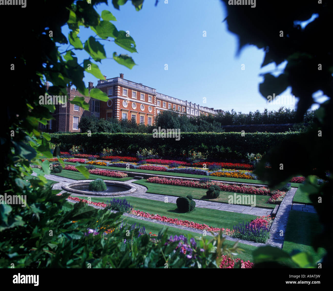 POND GARDEN HAMPTON COURT PALACE LONDON ENGLAND UK Stock Photo Alamy