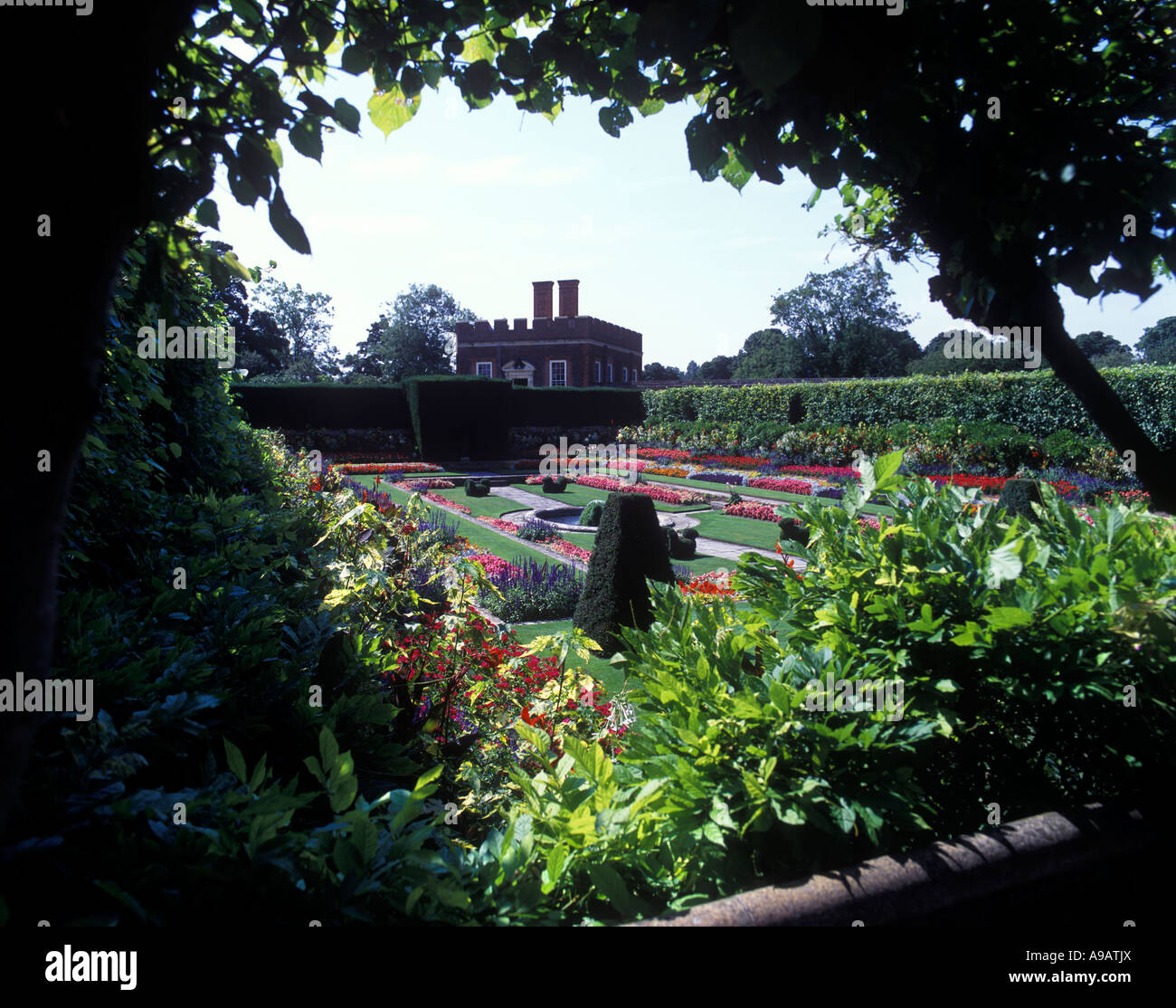POND GARDEN HAMPTON COURT PALACE LONDON ENGLAND UK Stock Photo Alamy