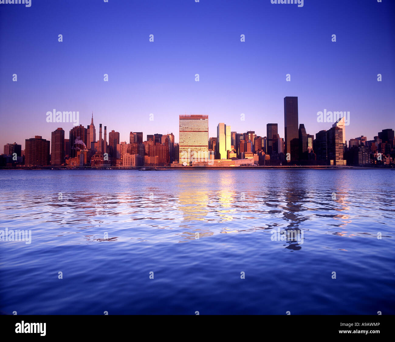 MIDTOWN SKYLINE EAST RIVER MANHATTAN NEW YORK CITY USA Stock Photo - Alamy