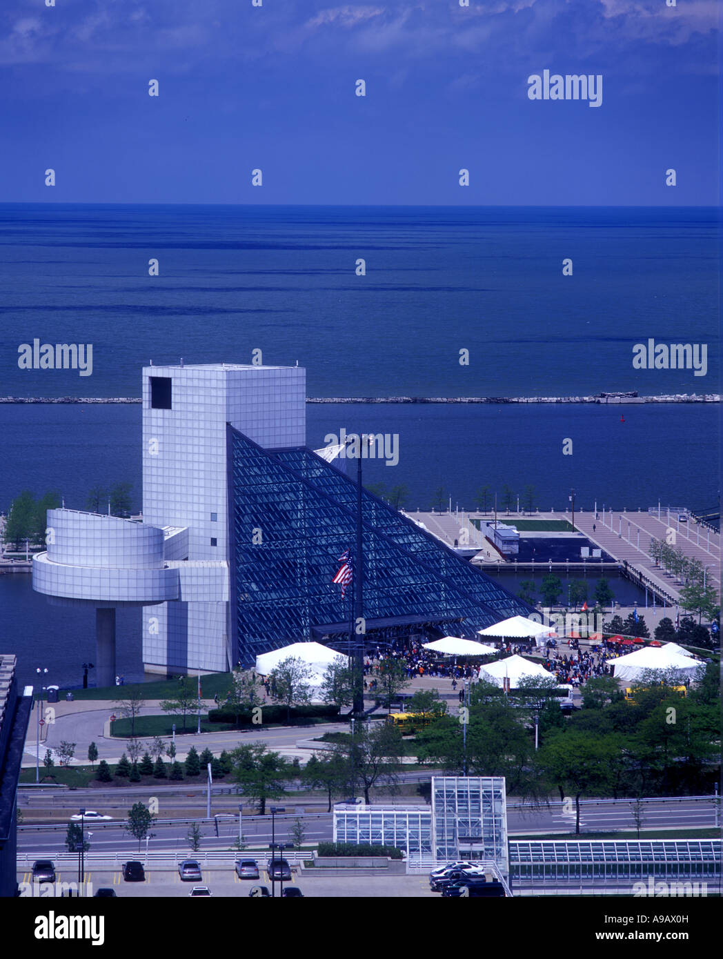 ROCK AND ROLL HALL OF FAME (©I M PEI 1995) LAKE ERIE CLEVELAND OHIO USA
