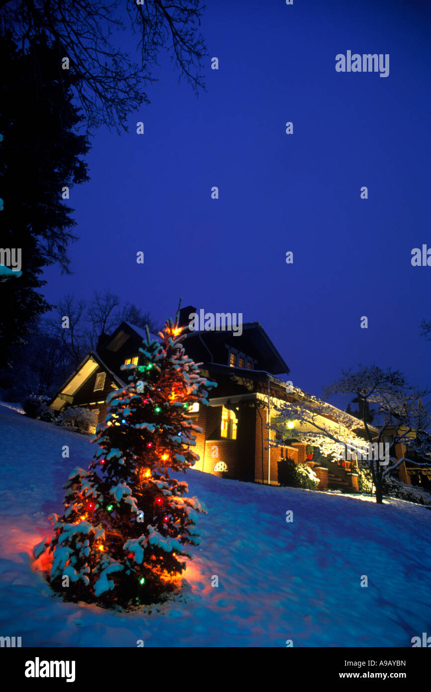 Brookville Christmas Tree Lighting Party 2022 1990S Christmas Tree High Resolution Stock Photography And Images - Alamy