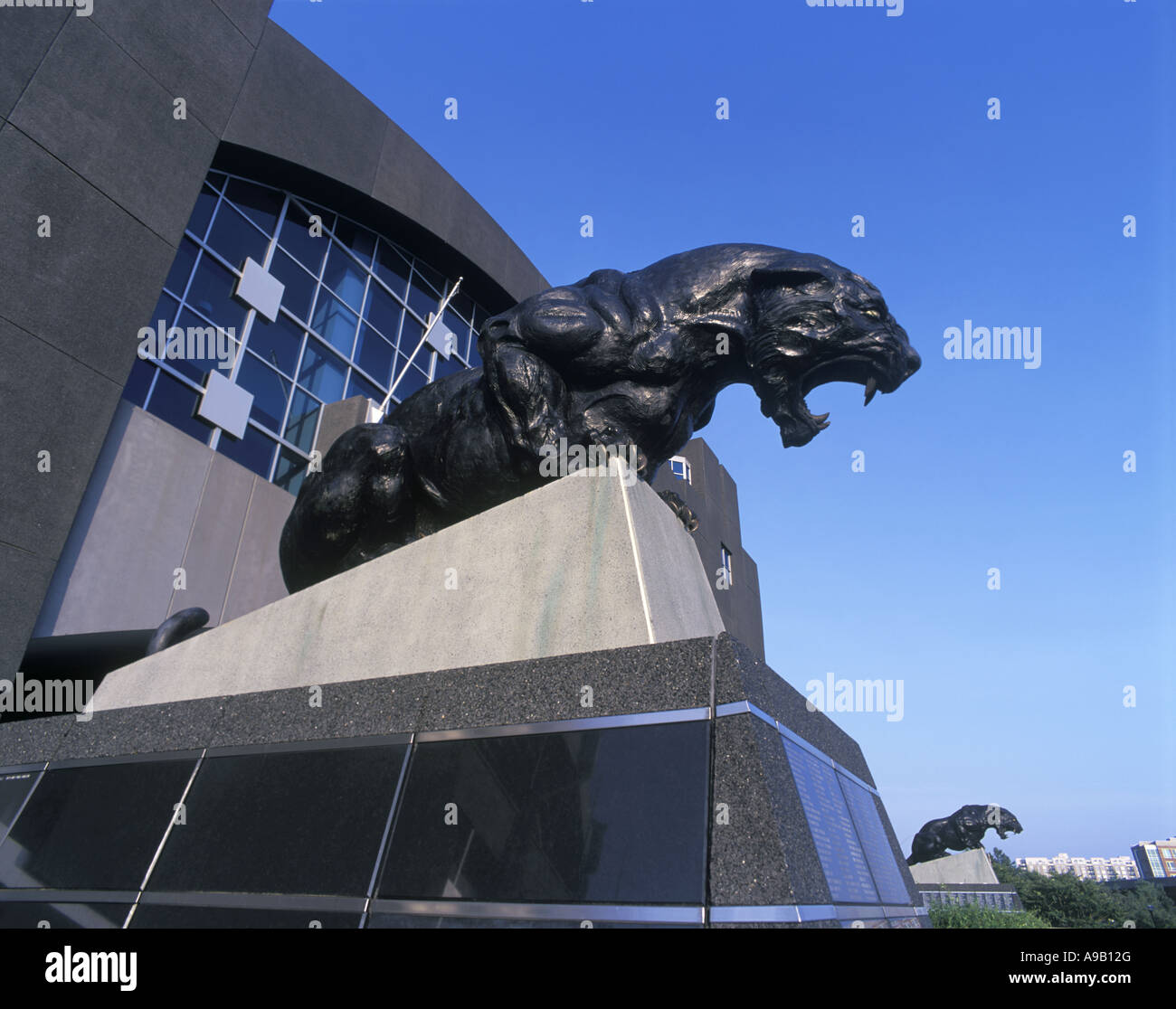 PANTHER STATUE (©TODD ANDREWS 1996) BANK OF AMERICA STADIUM(©POPULUS