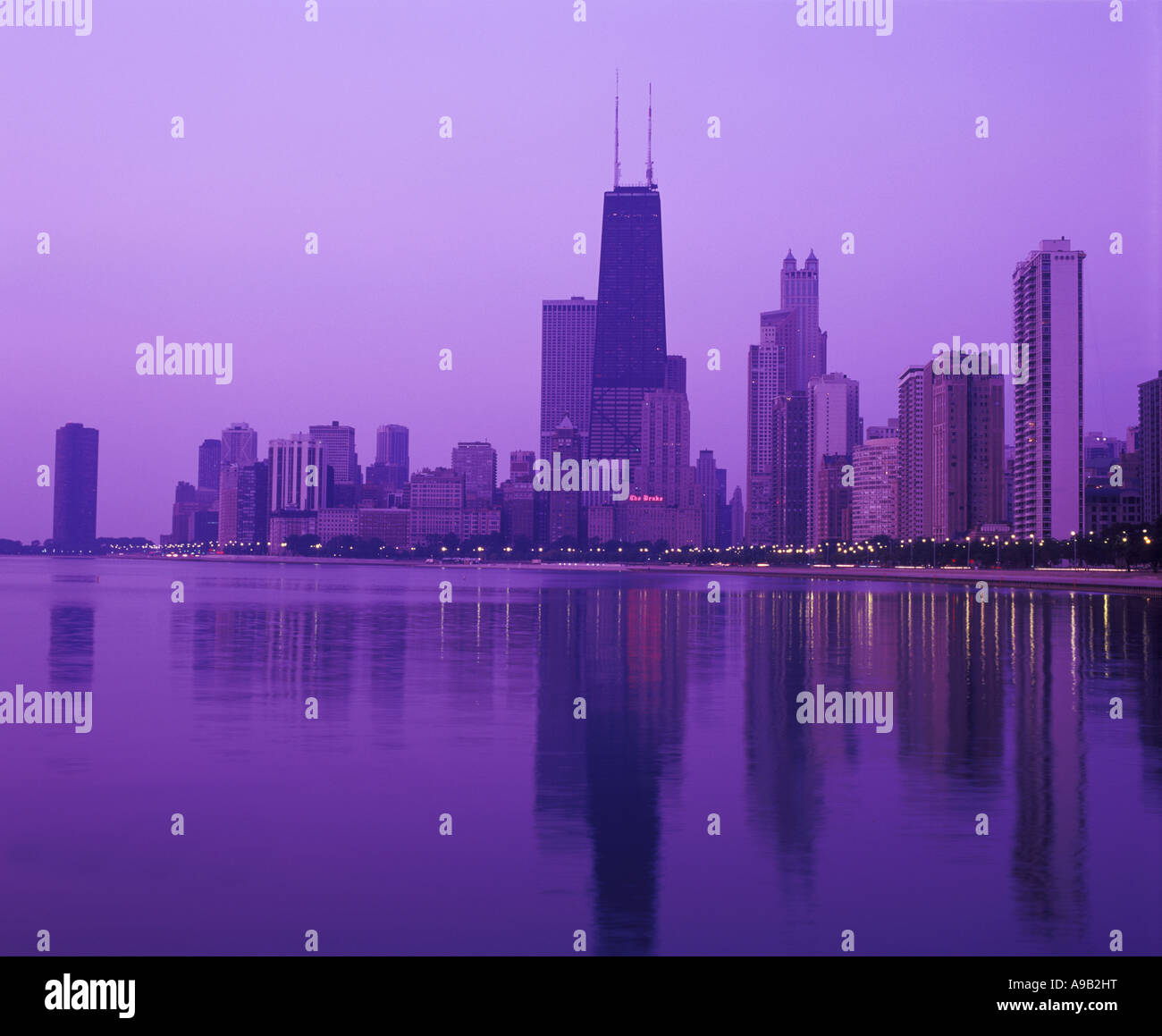 LAKESHORE BEACH AND DOWNTOWN SKYLINE LAKE MICHIGAN CHICAGO ILLINOIS USA