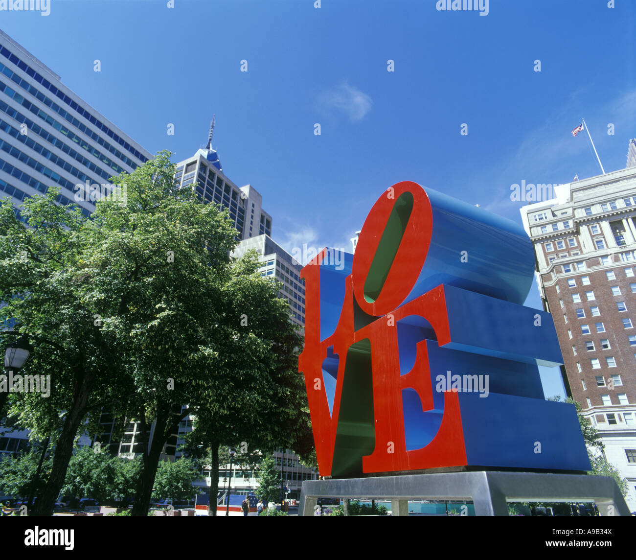 ROBERT INDIANA LOVE SCULPTURE KENNEDY PLAZA DOWNTOWN PHILADELPHIA