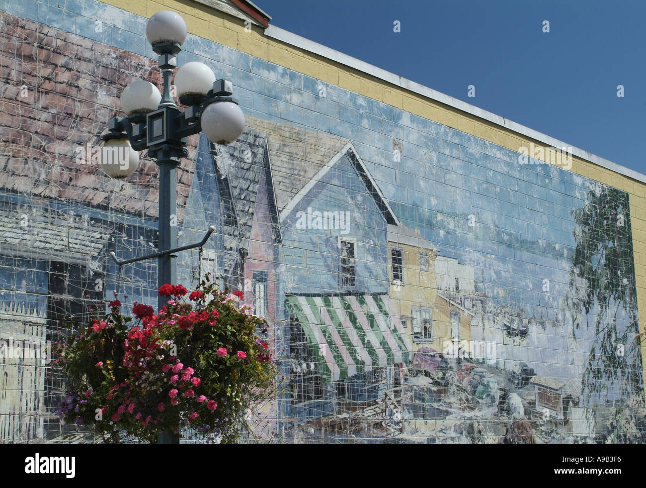 Historic Murals add color to building walls Chemainus Vancouver Island British Columbia Canada Stock Photo