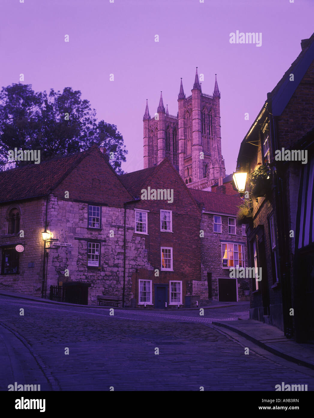 COBBLESTONE STREET MICHAELGATE COTTAGES LINCOLN CATHEDRAL LINCOLNSHIRE ENGLAND UK Stock Photo