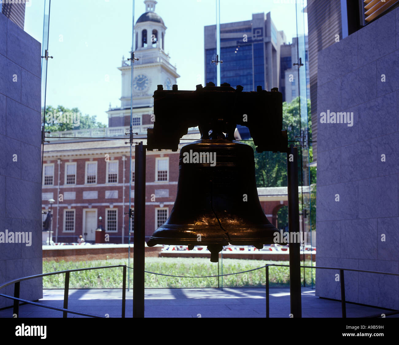 LIBERTY BELL (©PASS & STOW 1753) LIBERTY BELL CENTER (©BERNARD CYWINSKI  2003) PHILADELPHIA PENNSYLVANIA USA Stock Photo