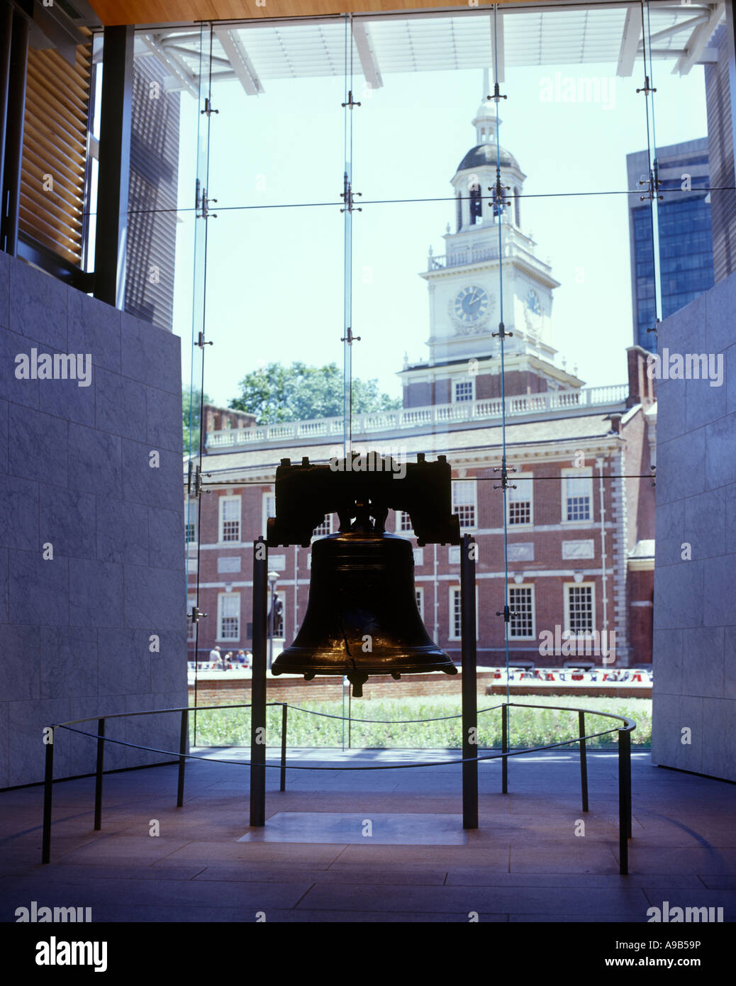 LIBERTY BELL (©PASS & STOW 1753) LIBERTY BELL CENTER (©BERNARD CYWINSKI  2003) PHILADELPHIA PENNSYLVANIA USA Stock Photo