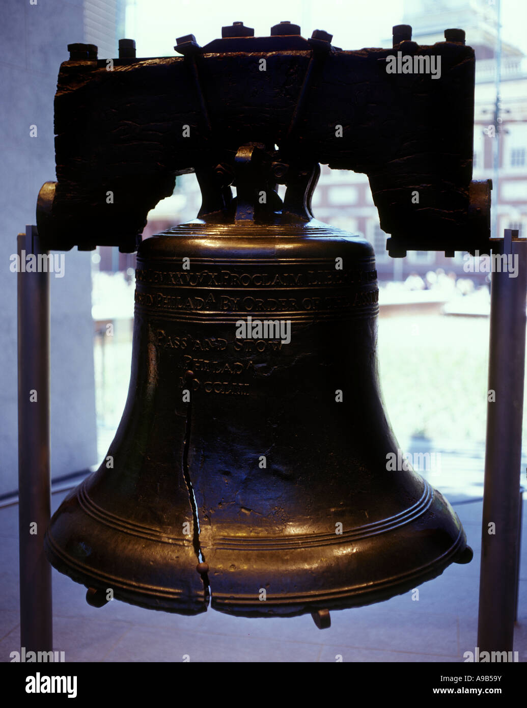 LIBERTY BELL (©PASS & STOW 1753) LIBERTY BELL CENTER (©BERNARD CYWINSKI  2003) PHILADELPHIA PENNSYLVANIA USA Stock Photo