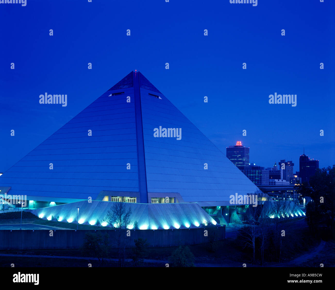 MEMPHIS PYRAMID SHOPPING MALL (©ROSSER FABRAP 1991) DOWNTOWN MEMPHIS