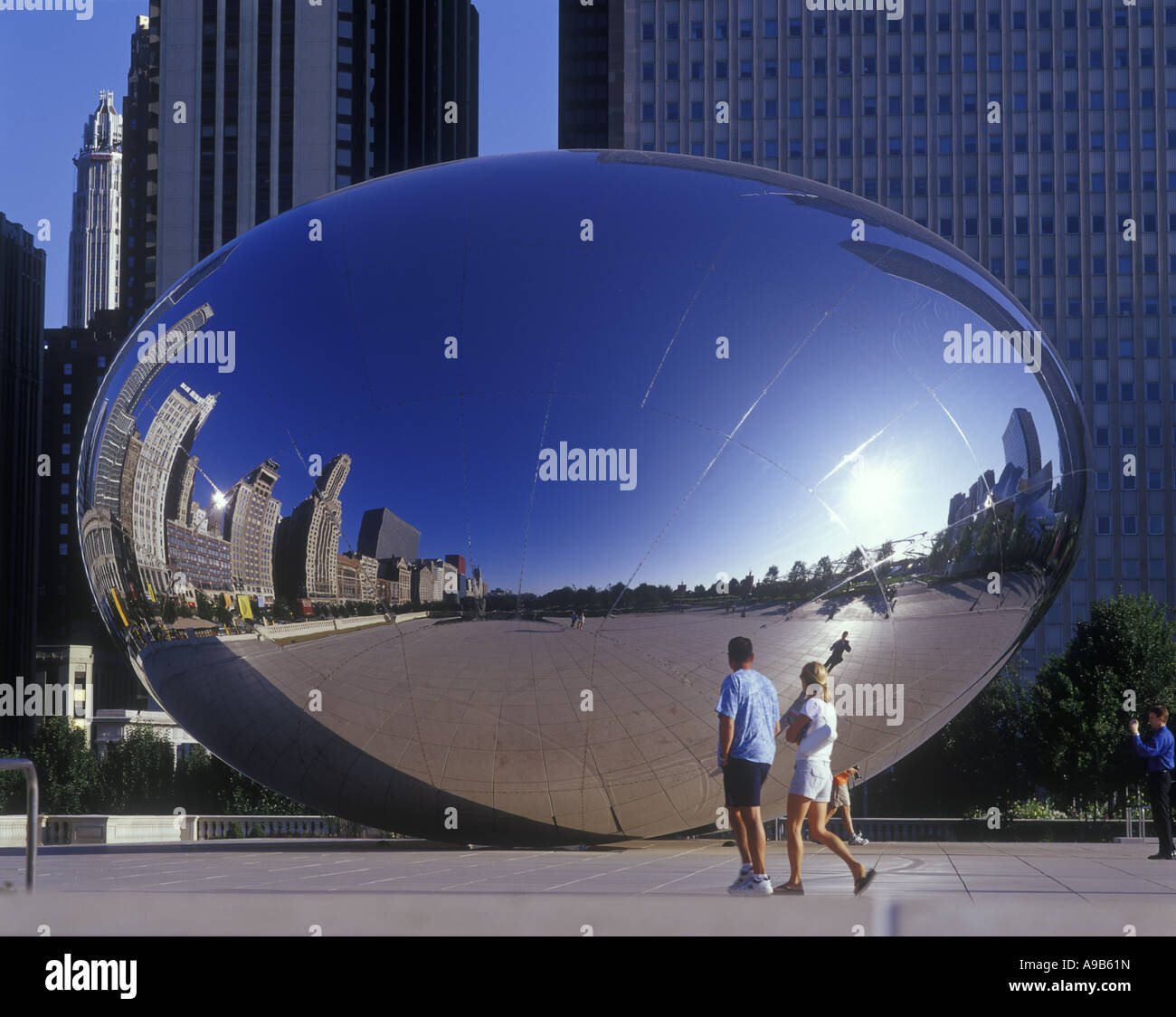 REFLECTIONS CLOUD GATE MILLENNIUM PARK AND DOWNTOWN SKYLINE CHICAGO ...