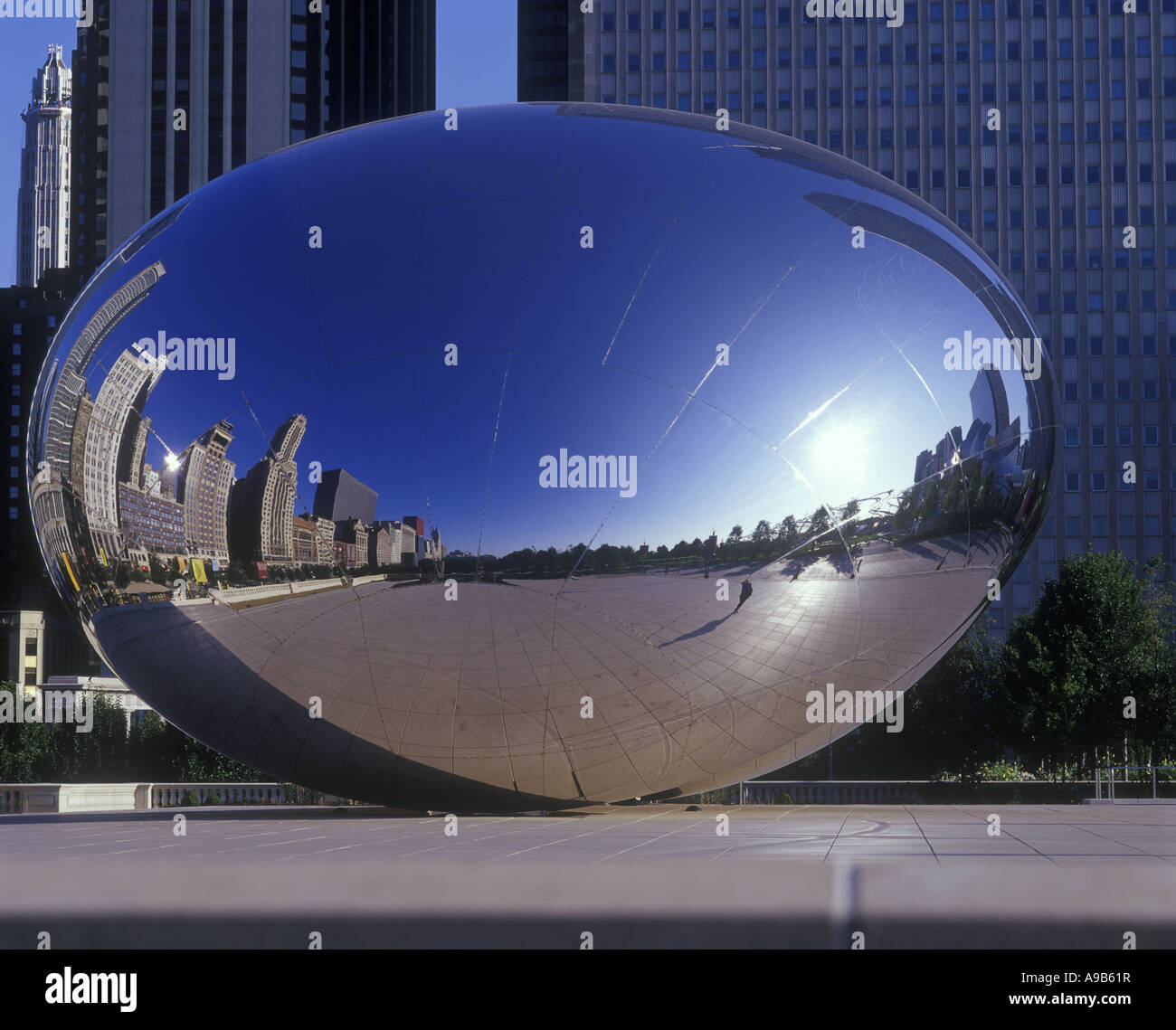 REFLECTIONS CLOUD GATE MILLENNIUM PARK AND DOWNTOWN SKYLINE CHICAGO ...