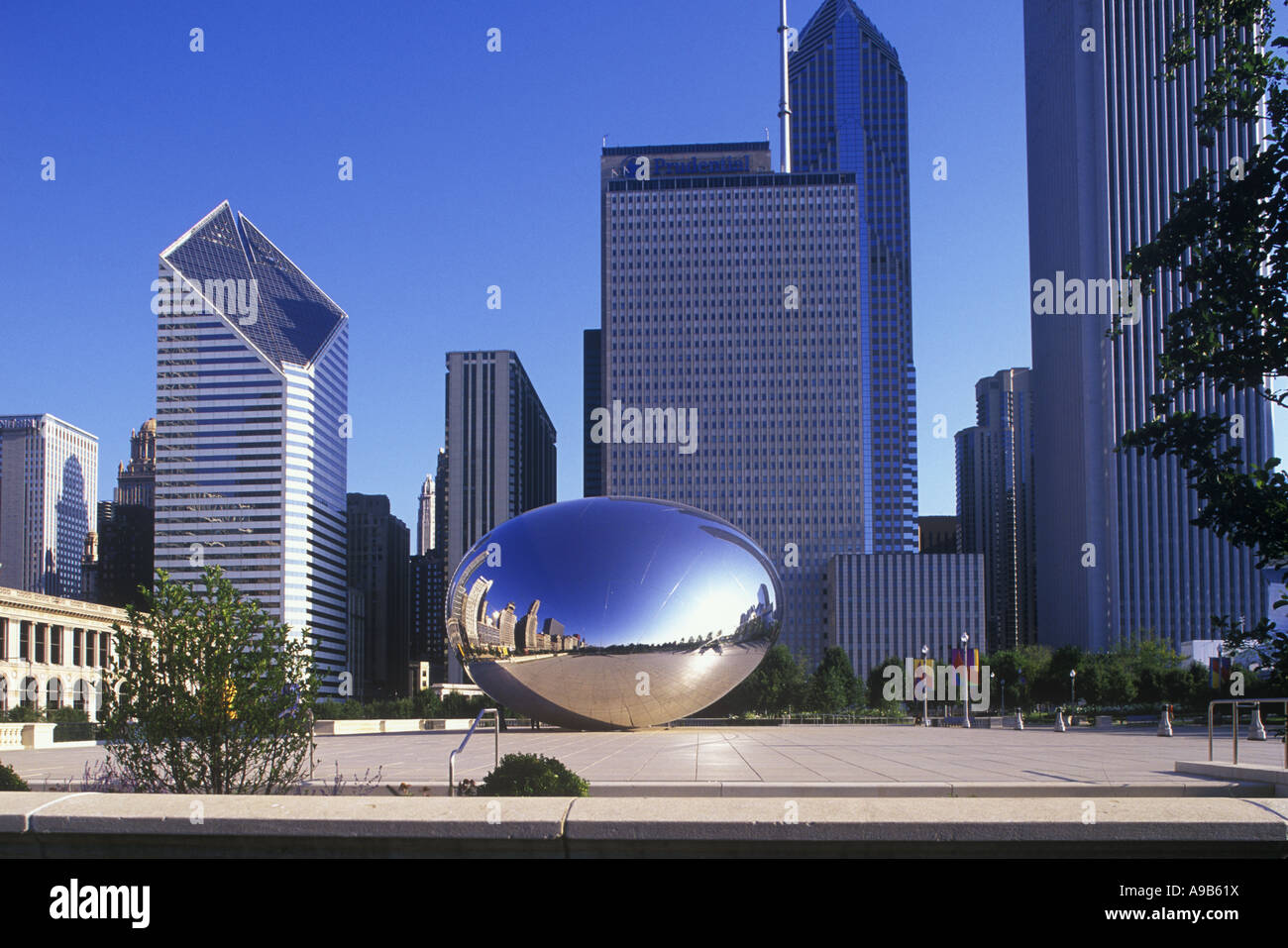 REFLECTIONS CLOUD GATE MILLENNIUM PARK AND DOWNTOWN SKYLINE CHICAGO ...