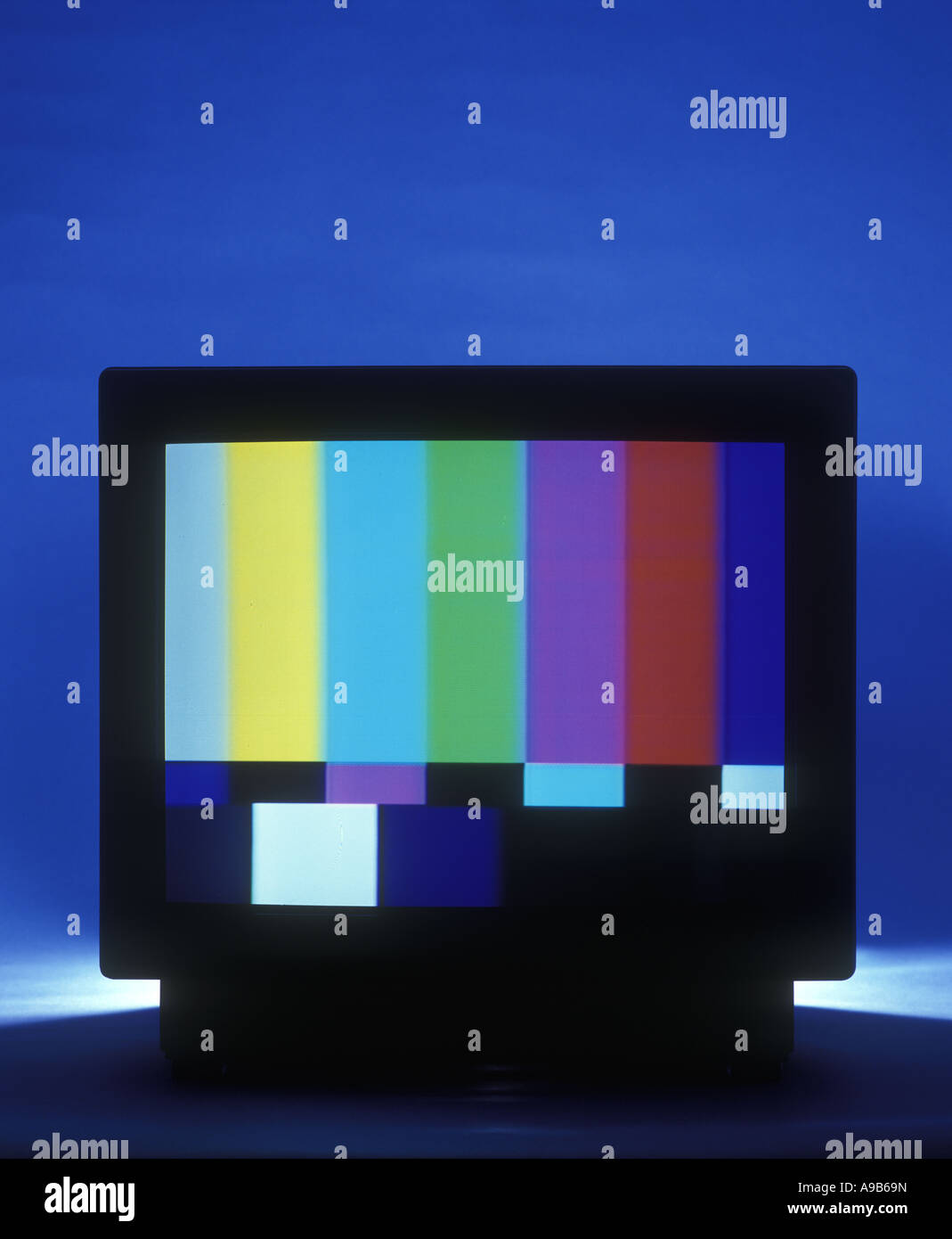 1992 HISTORICAL COLOR TEST CARD (© GEORGE HERSEE 1967)  OLD FASHIONED 1980S CRT TELEVISION (©SONY CORP 1987) Stock Photo