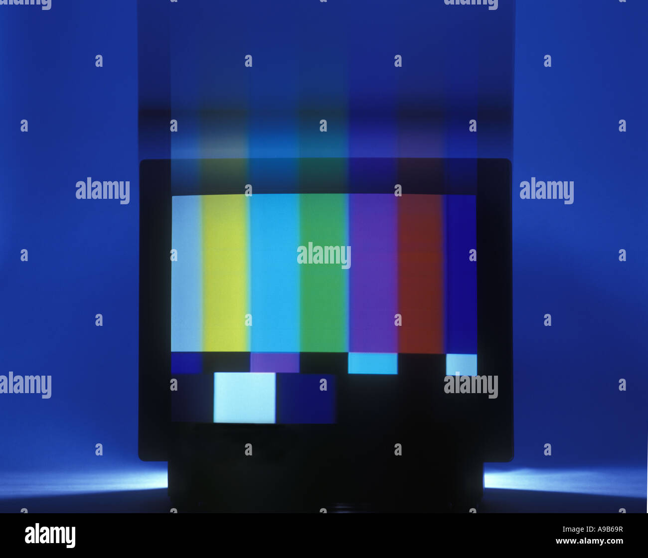 1990 HISTORICAL COLOR TEST CARD (© GEORGE HERSEE 1967)  OLD FASHIONED 1980S CRT TELEVISION (©SONY CORP 1987) Stock Photo