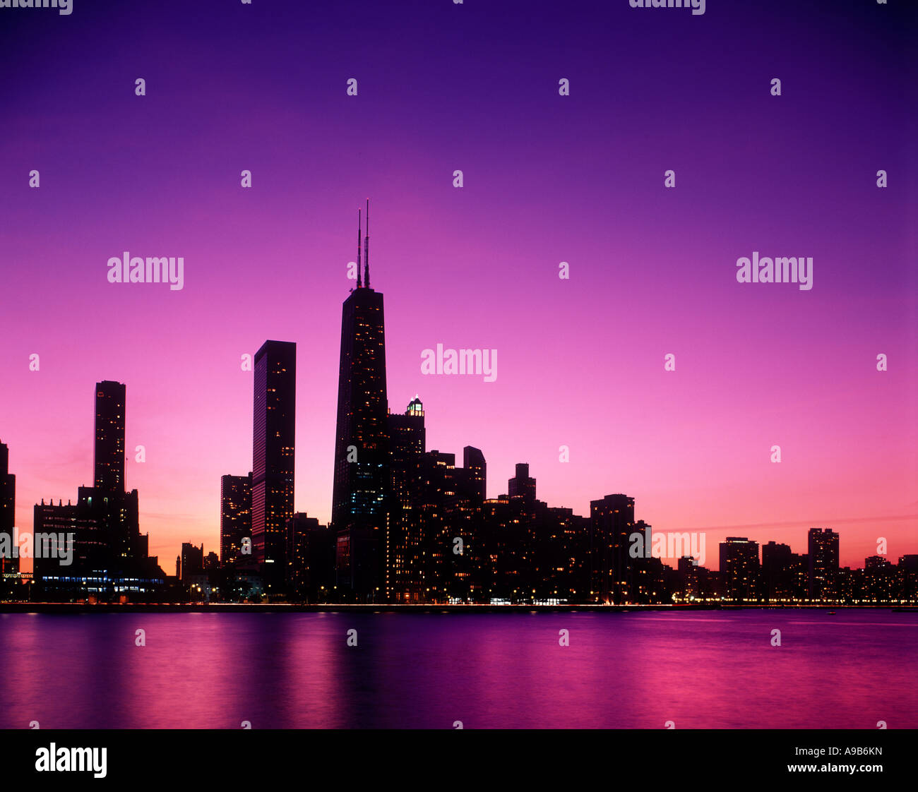 LAKESHORE SKYLINE DOWNTOWN CHICAGO ILLINOIS USA Stock Photo - Alamy