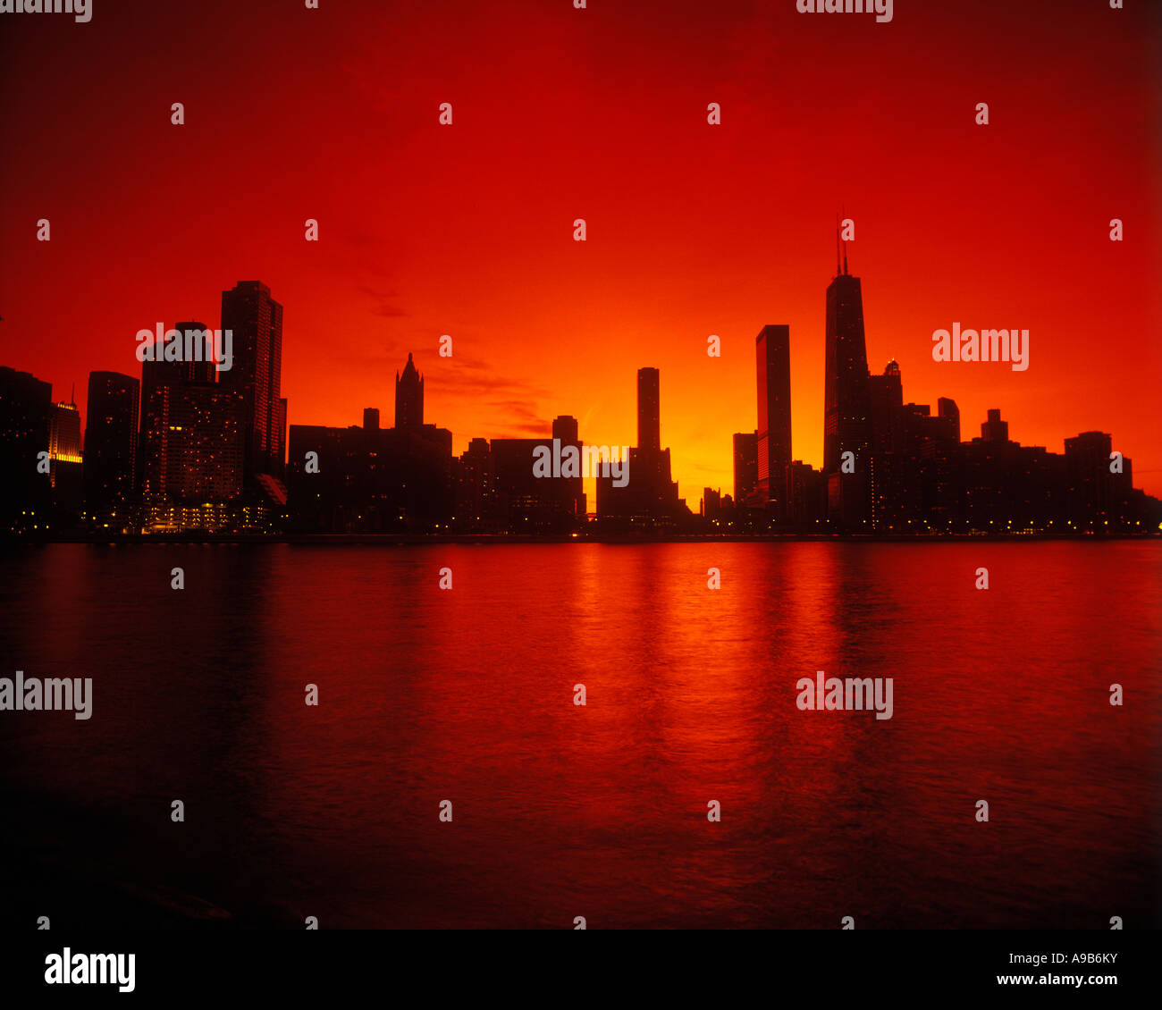 LAKESHORE SKYLINE DOWNTOWN CHICAGO LAKE MICHIGAN ILLINOIS USA Stock ...