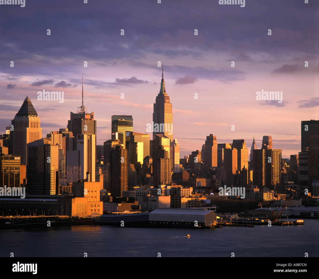 EMPIRE STATE BUILDING MIDTOWN SKYLINE MANHATTAN NEW YORK CITY USA Stock ...
