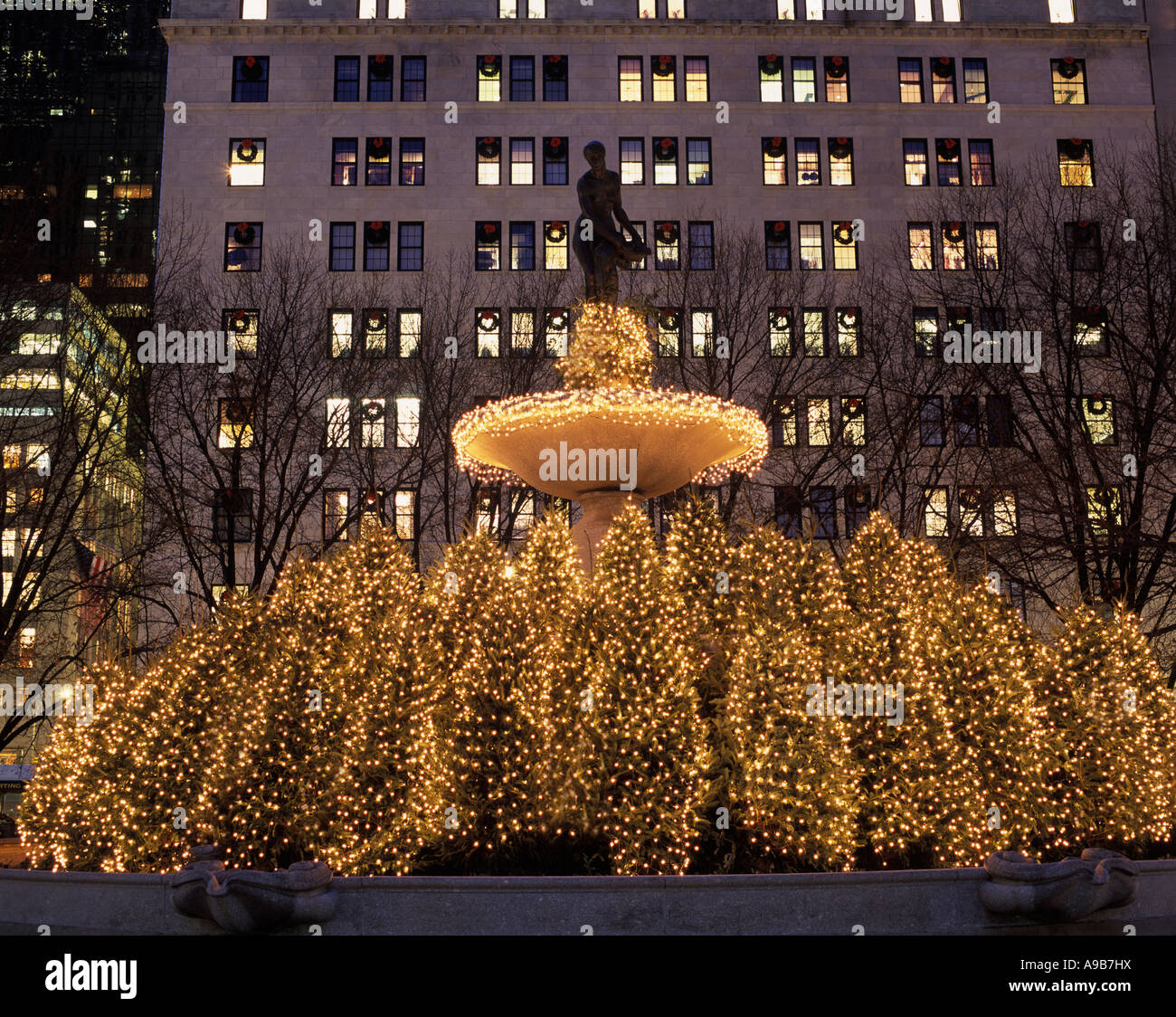 CHRISTMAS TREES PULITZER FOUNTAIN FIFTH AVENUE MANHATTAN NEW YORK CITY USA Stock Photo Alamy
