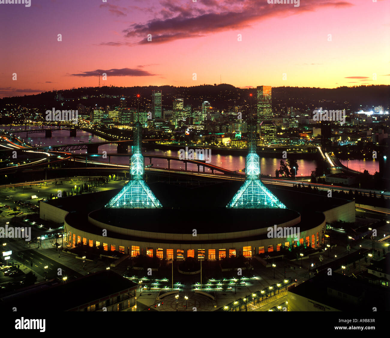 CONVENTION CENTER (©ZIMMER GUNSUL FRASCA 1989) DOWNTOWN SKYLINE