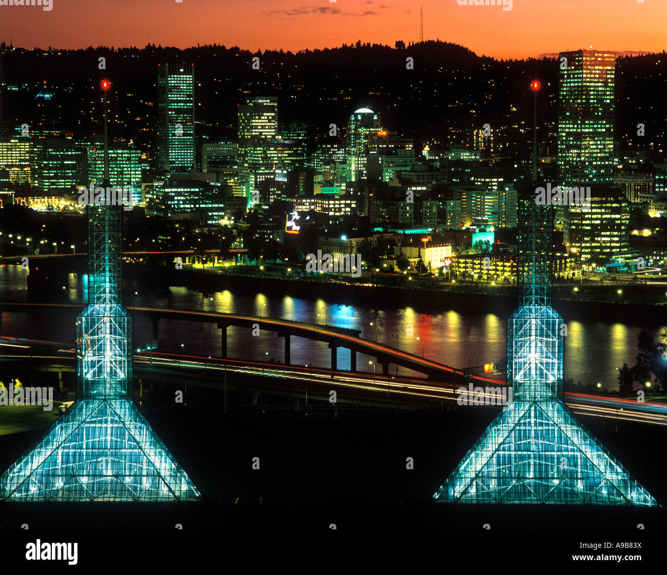 CONVENTION CENTER (©ZIMMER GUNSUL FRASCA 1989) DOWNTOWN SKYLINE