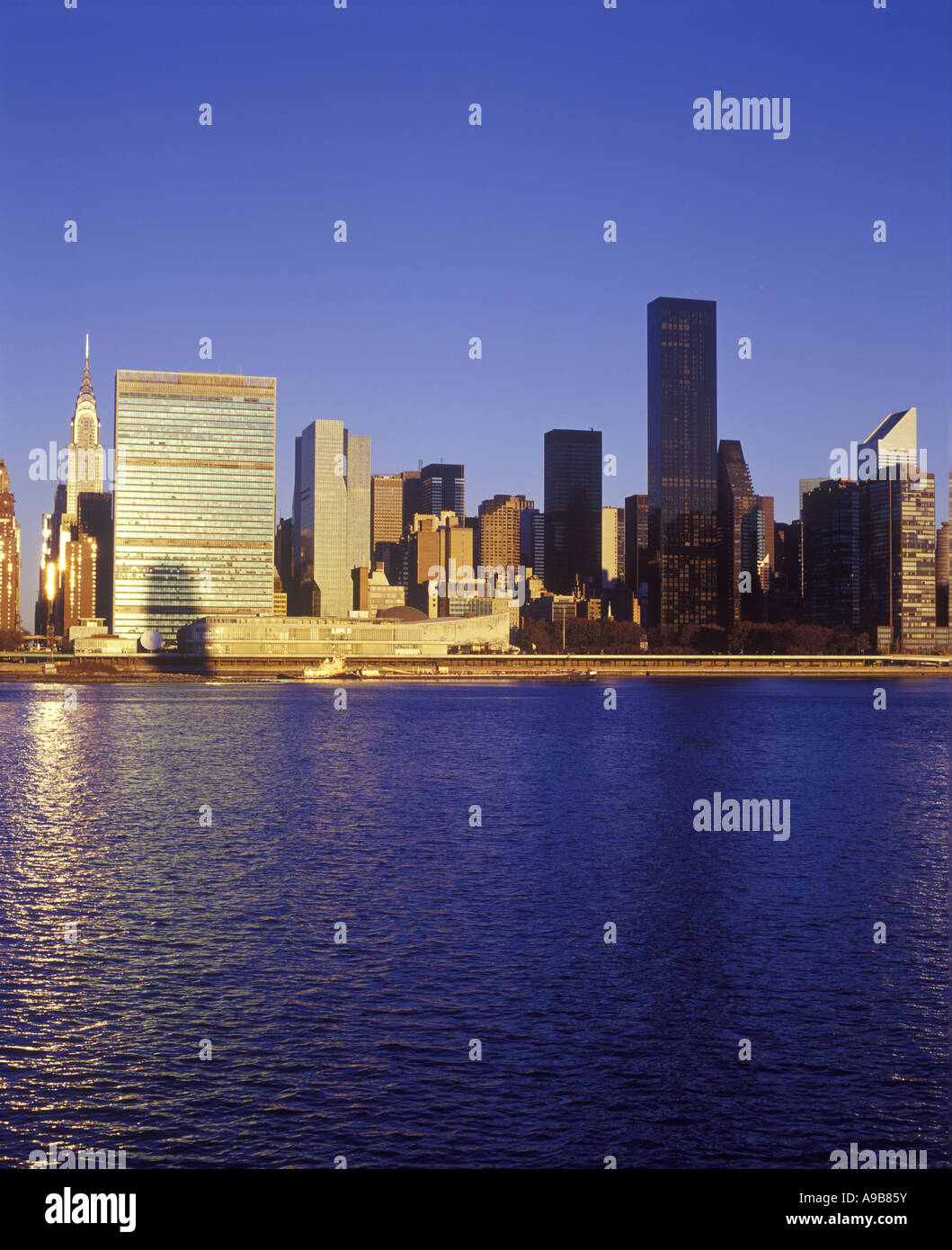 MIDTOWN SKYLINE EAST RIVER MANHATTAN NEW YORK CITY USA Stock Photo - Alamy