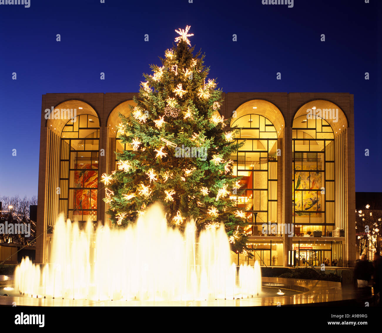REVSON FOUNTAIN (©JOHNSON 1964) METROPOLITAN OPERA HOUSE (©WALLACE