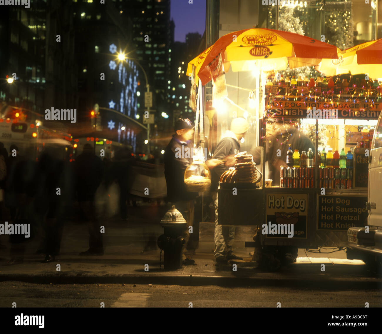 CHRISTMAS LIGHTS HOT DOG STAND FIFTH AVENUE MIDTOWN MANHATTAN NEW YORK CITY  USA Stock Photo - Alamy