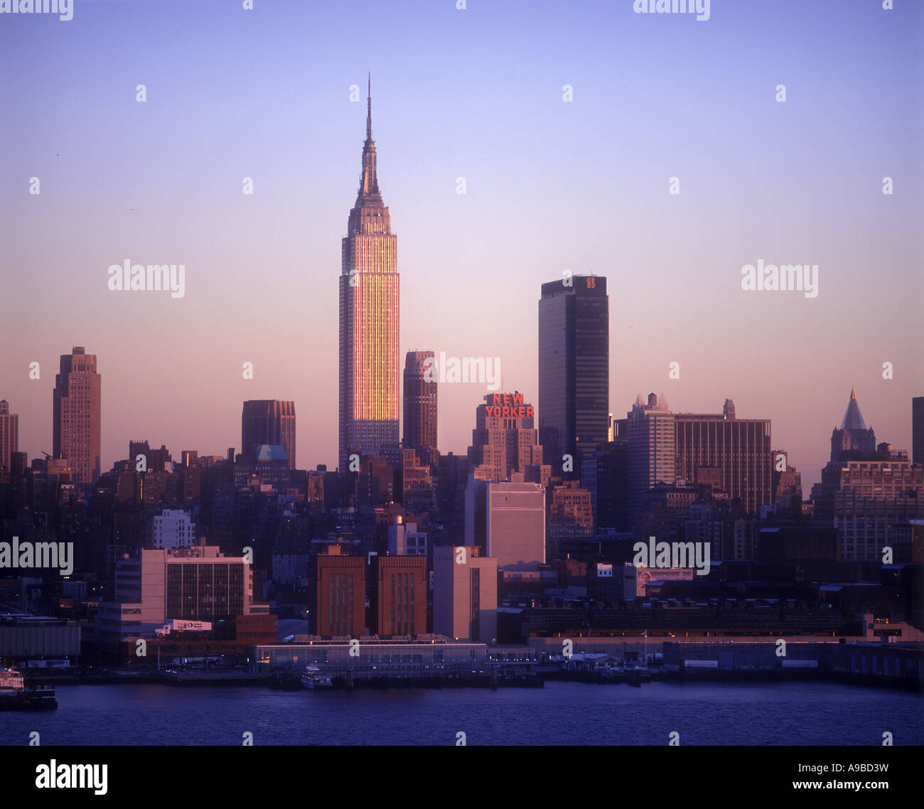 EMPIRE STATE BUILDING MIDTOWN SKYLINE MANHATTAN NEW YORK CITY USA Stock ...