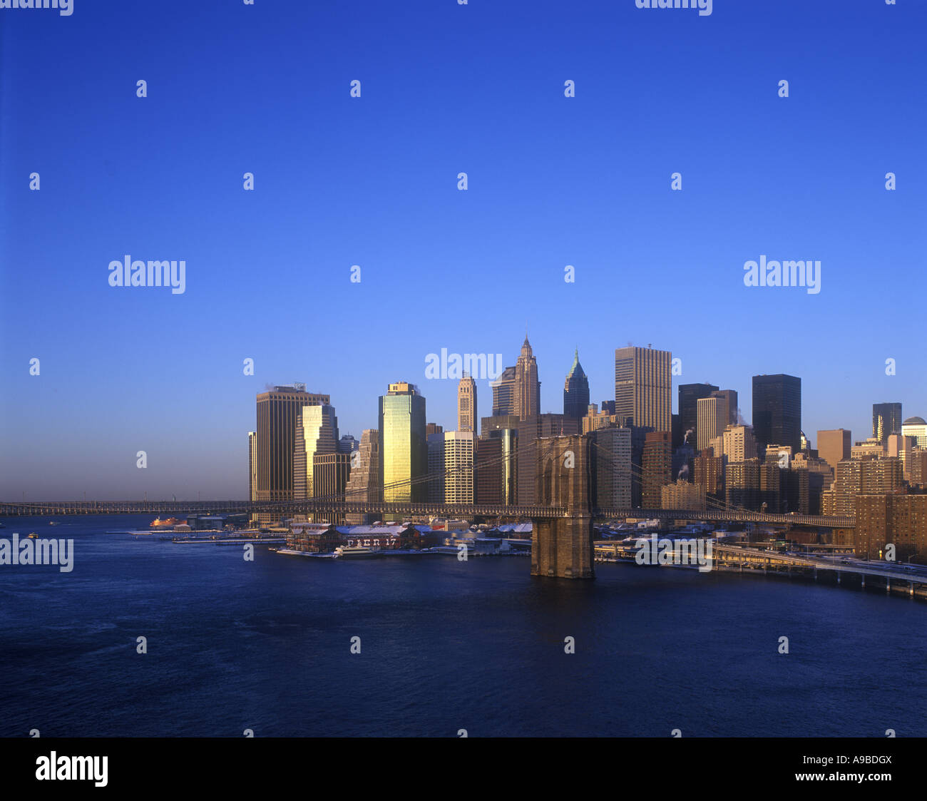 BROOKLYN BRIDGE DOWNTOWN SKYLINE MANHATTAN NEW YORK CITY USA Stock ...