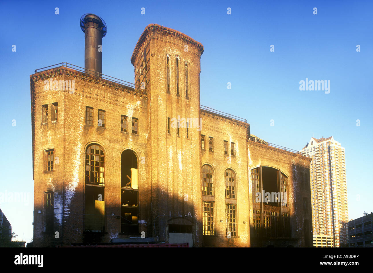 DERELICT INDUSTRIAL FACTORY BUILDING JERSEY CITY NEW JERSEY USA Stock