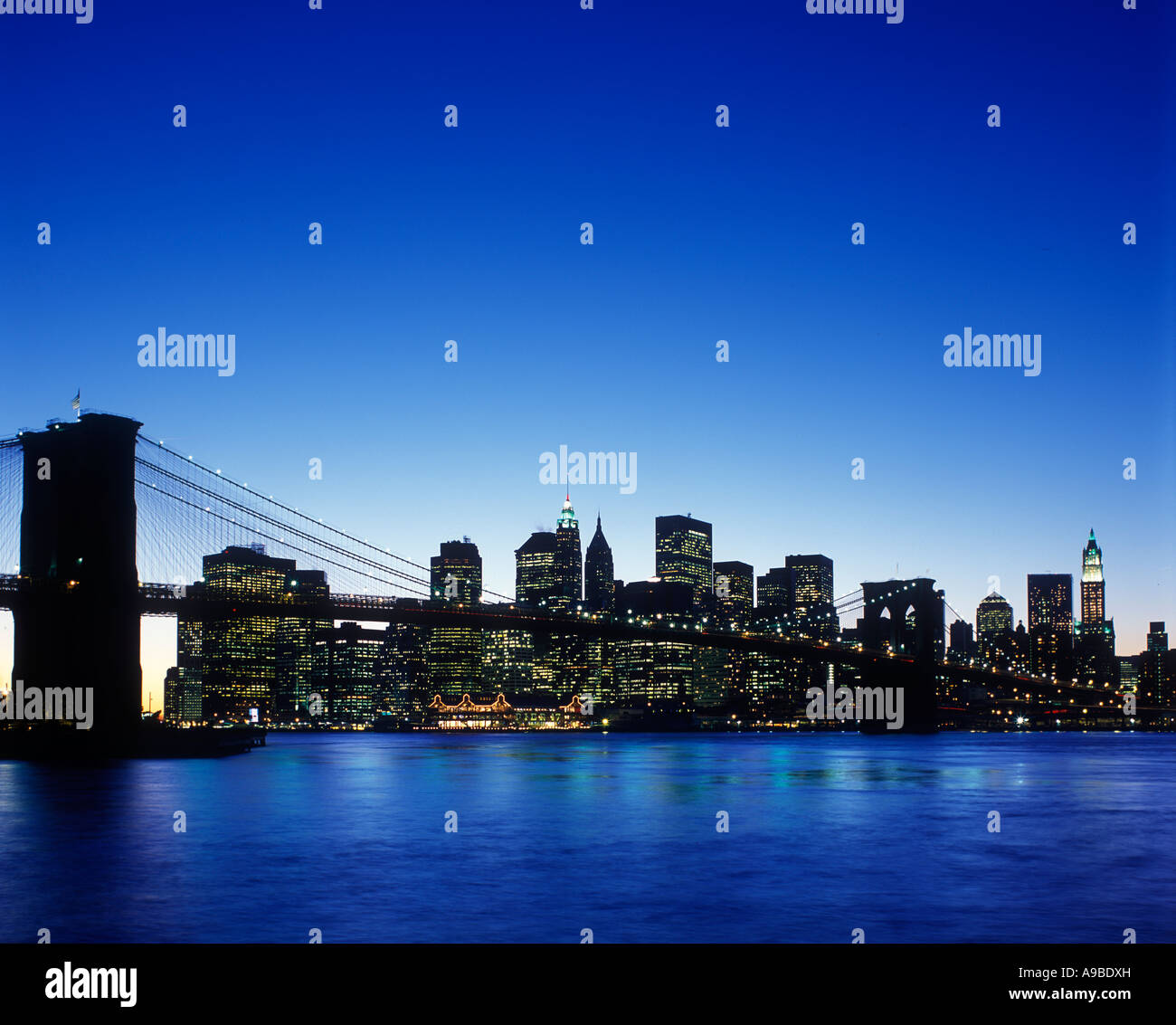 BROOKLYN BRIDGE DOWNTOWN SKYLINE MANHATTAN NEW YORK CITY USA Stock ...