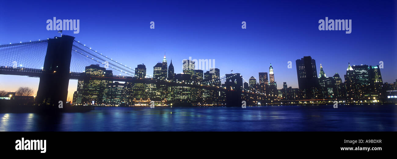 BROOKLYN BRIDGE DOWNTOWN SKYLINE MANHATTAN NEW YORK CITY USA Stock ...