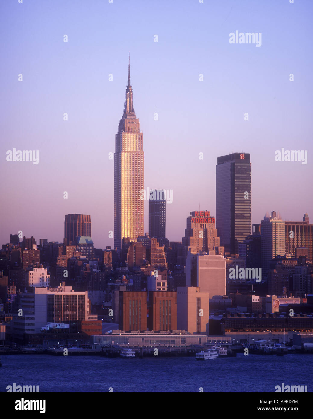 EMPIRE STATE BUILDING MIDTOWN MANHATTAN NEW YORK CITY USA Stock Photo ...