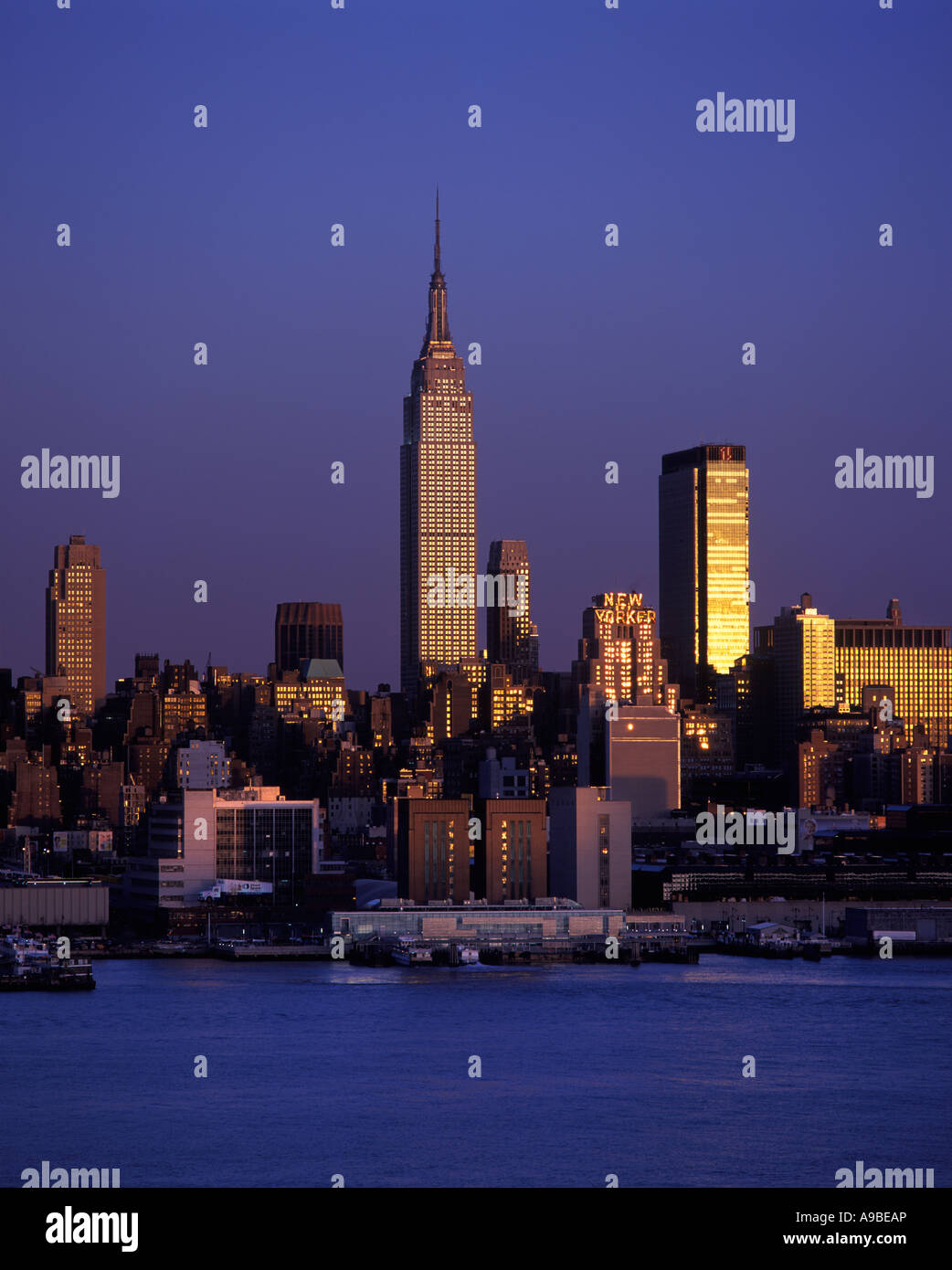 EMPIRE STATE BUILDING MIDTOWN SKYLINE MANHATTAN NEW YORK CITY USA Stock ...