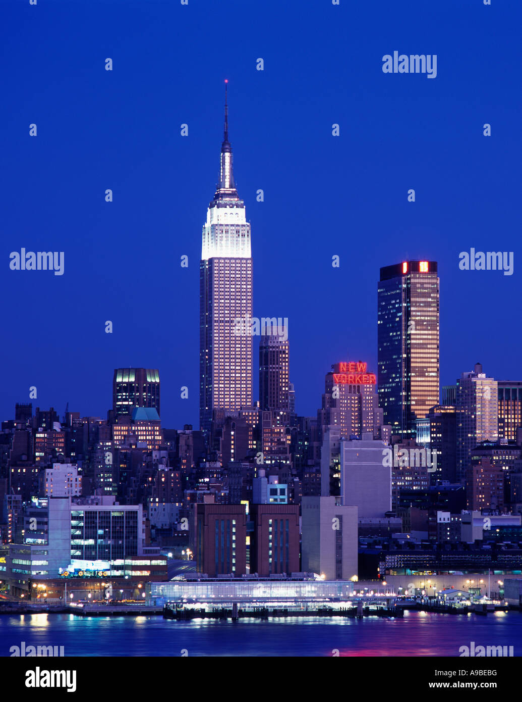 EMPIRE STATE BUILDING MIDTOWN SKYLINE MANHATTAN NEW YORK CITY USA Stock ...