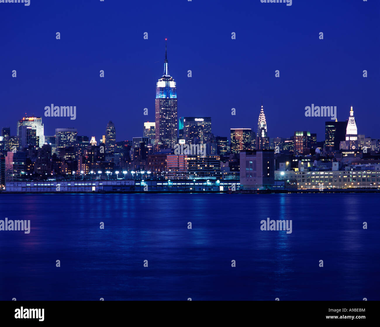 EMPIRE STATE BUILDING MIDTOWN SKYLINE MANHATTAN NEW YORK CITY USA Stock ...