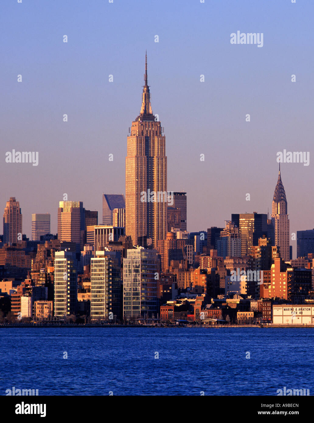 EMPIRE STATE BUILDING MIDTOWN SKYLINE MANHATTAN NEW YORK CITY USA Stock ...