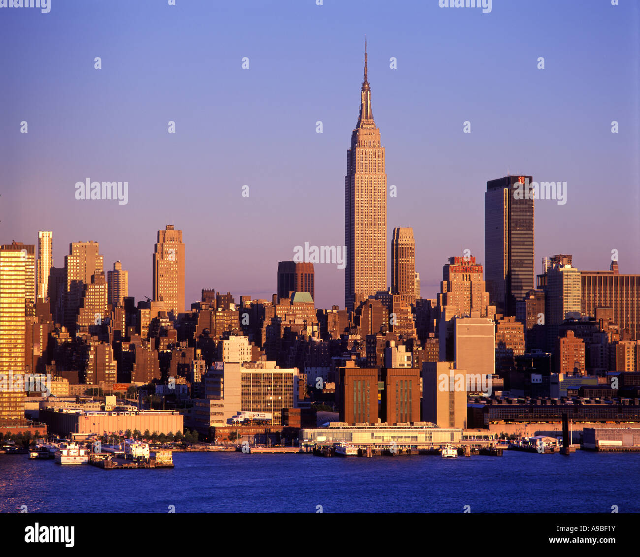 EMPIRE STATE BUILDING MIDTOWN SKYLINE MANHATTAN NEW YORK CITY USA Stock ...