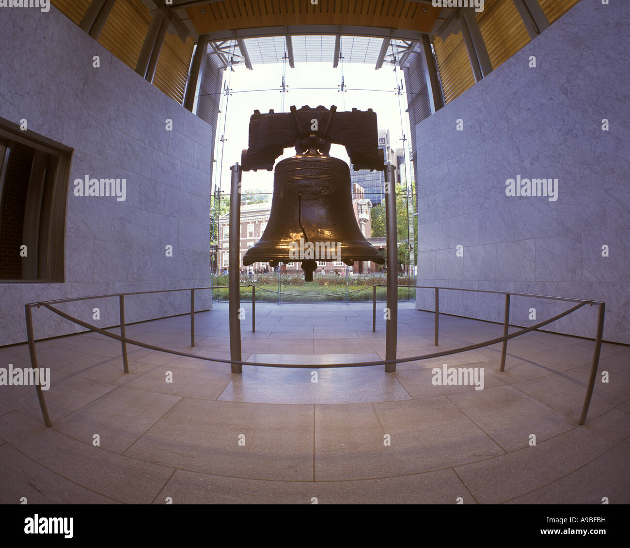 LIBERTY BELL (©PASS & STOW 1753) LIBERTY BELL CENTER (©BERNARD CYWINSKI  2003) PHILADELPHIA PENNSYLVANIA USA Stock Photo