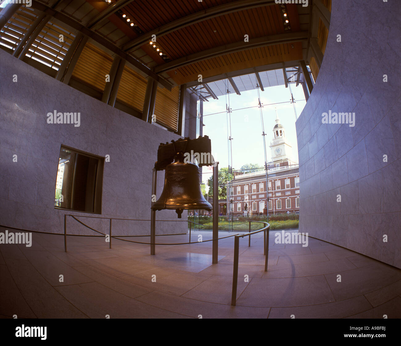 LIBERTY BELL (©PASS & STOW 1753) LIBERTY BELL CENTER (©BERNARD CYWINSKI  2003) PHILADELPHIA PENNSYLVANIA USA Stock Photo