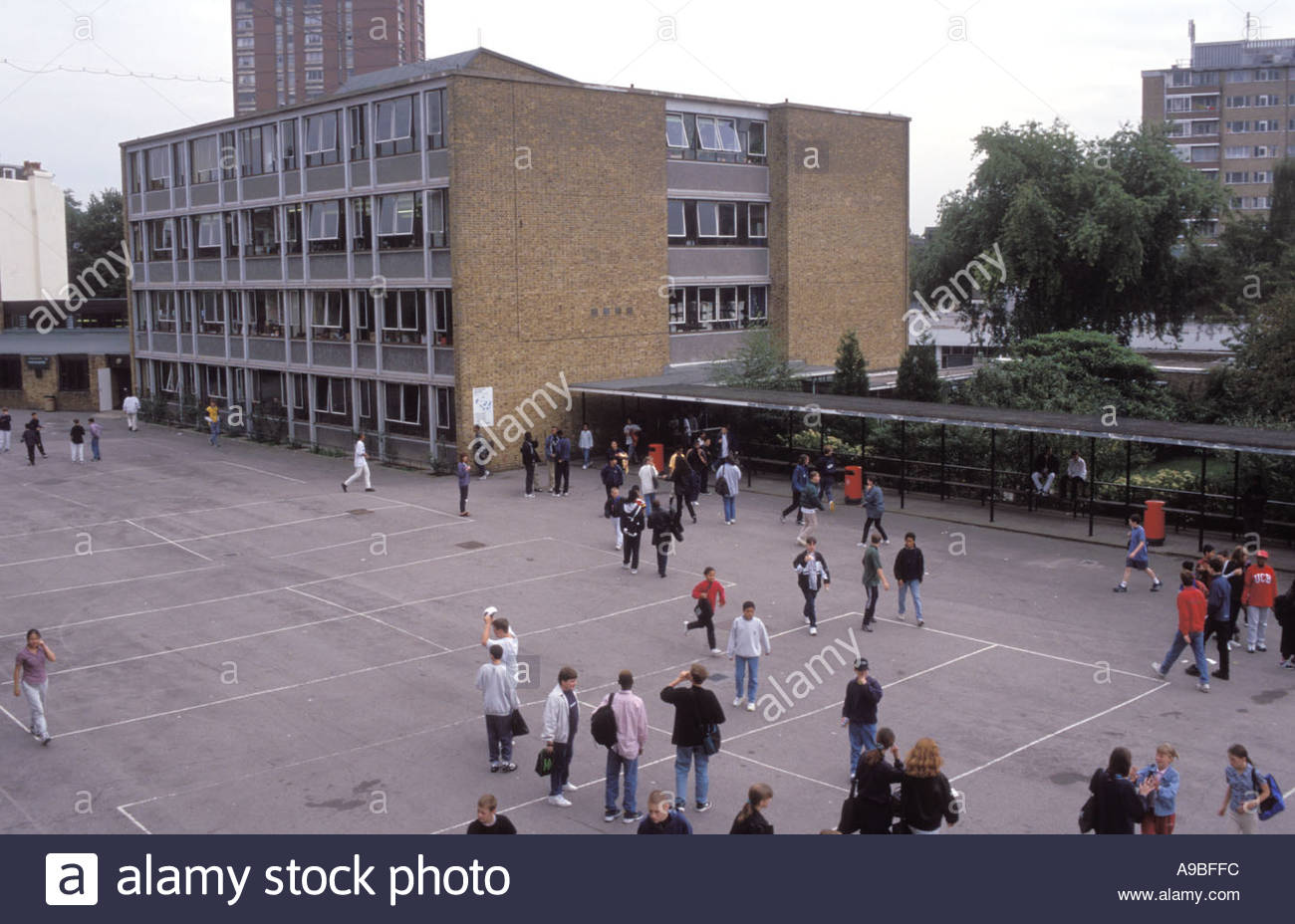Secondary School Playground Uk Stock Photos & Secondary School