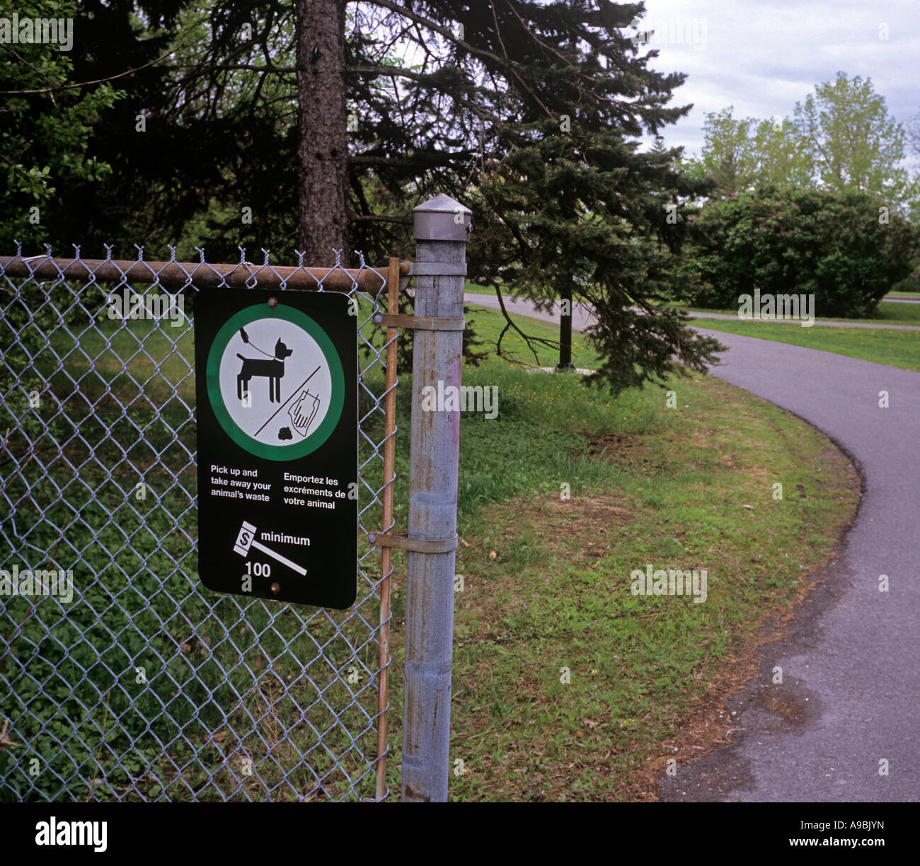 Sign in French and English reminding dog walkers to pick up dog poo in