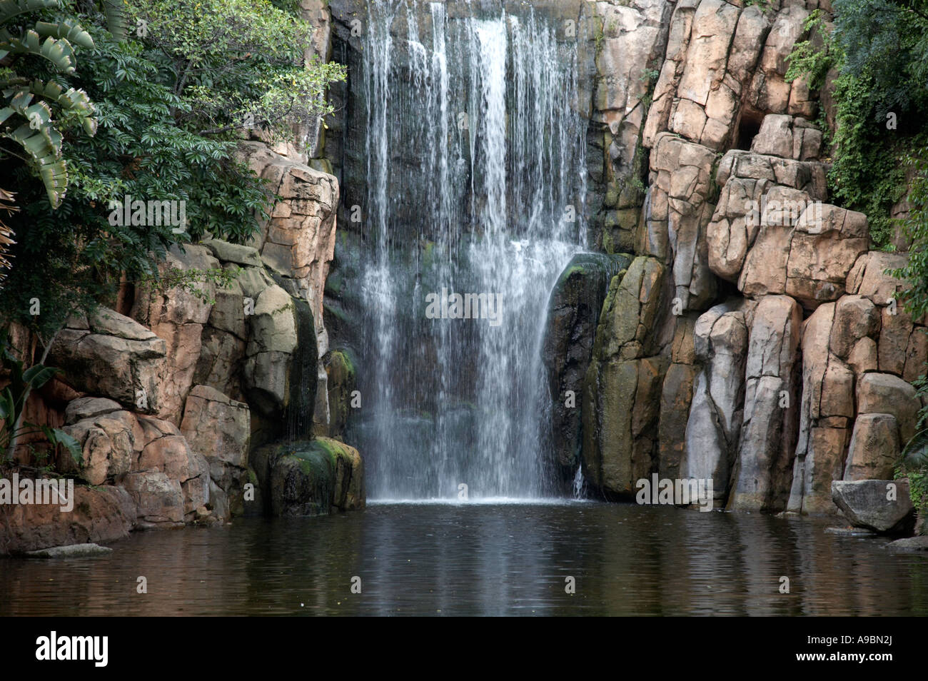 Water falling stone hi-res stock photography and images - Alamy